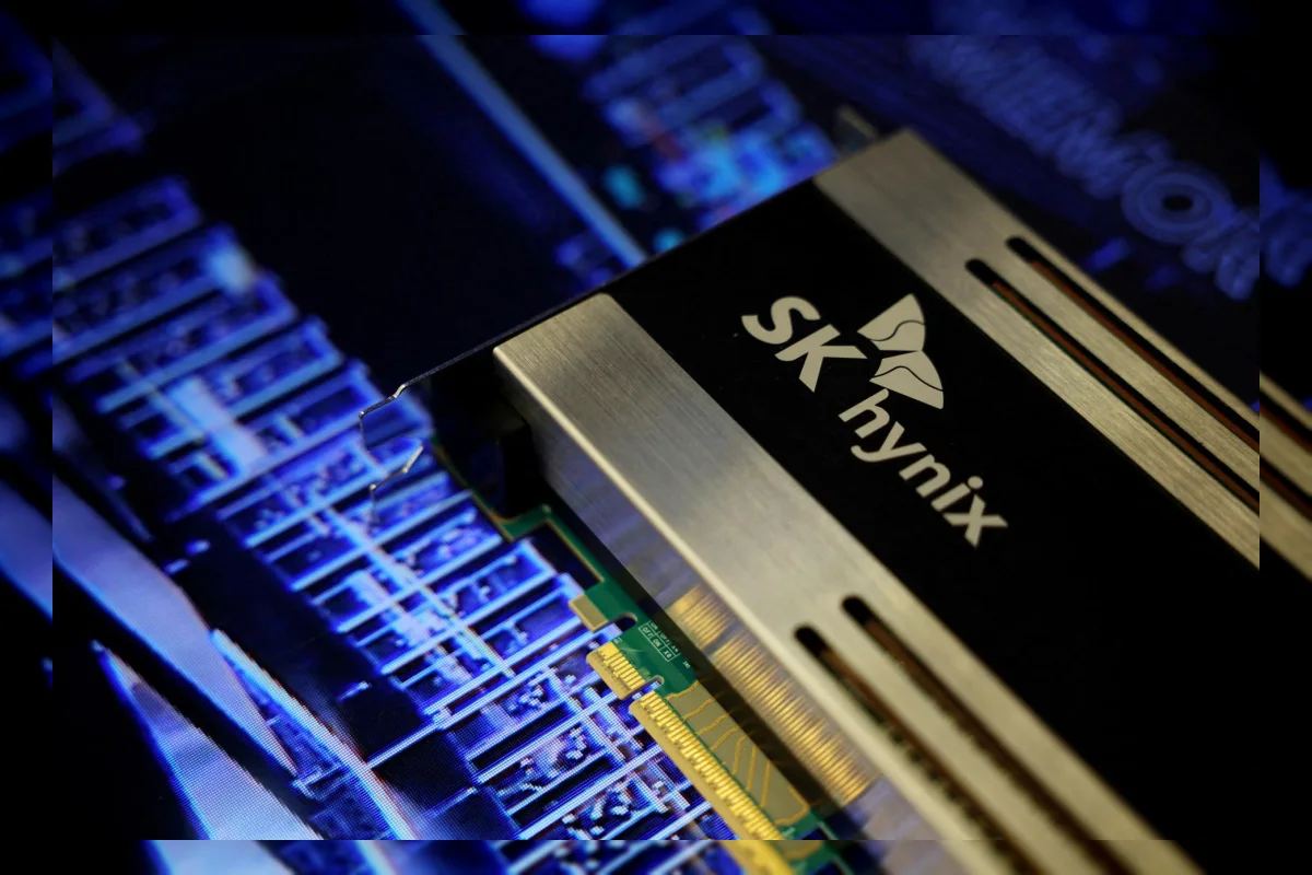 Ilustrasi chip semikonduktor dan pencatatan saham Solidigm anak usaha SK Hynix