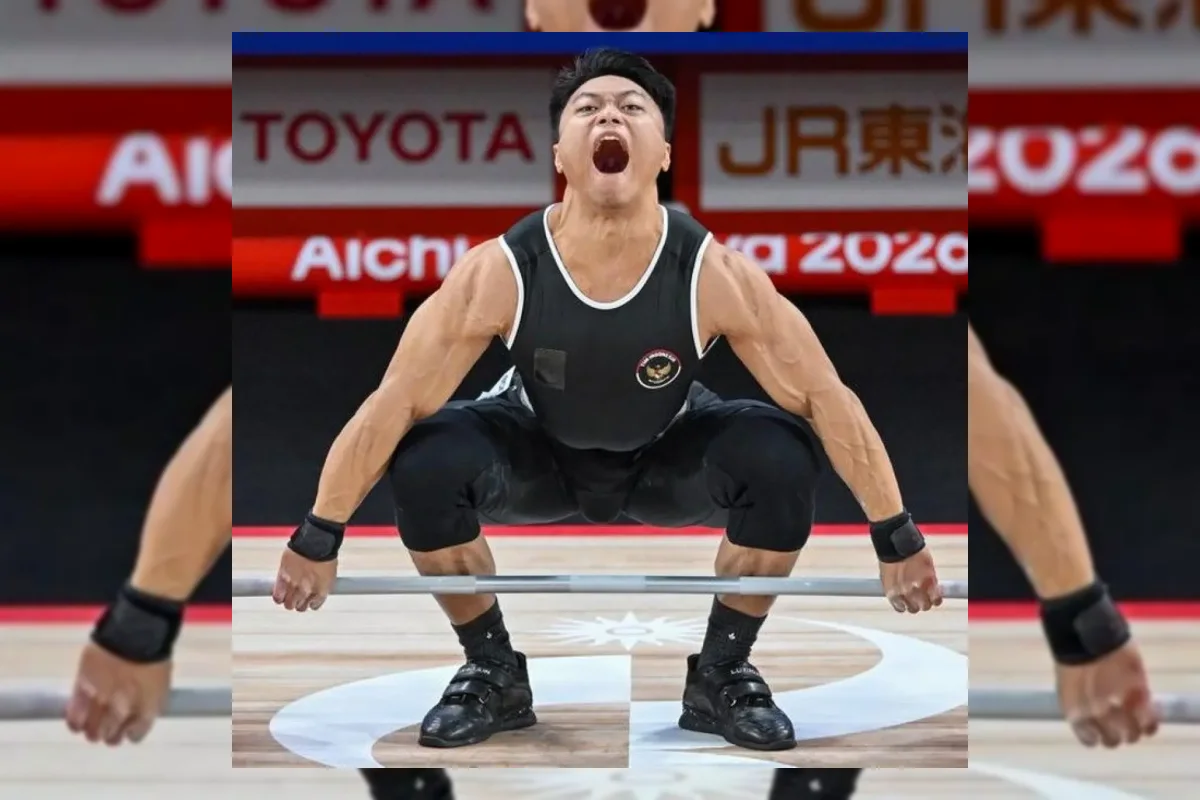 Lifter Indonesia Rahmat Erwin Abdullah saat bertanding angkat besi