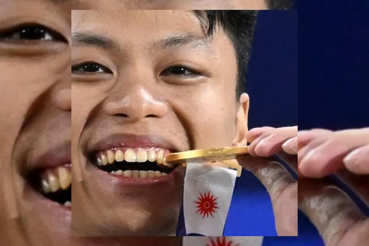 Lifter Indonesia Rahmat Erwin Abdullah saat bertanding angkat besi