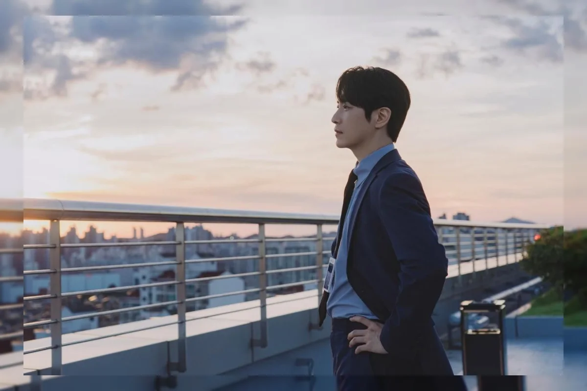 Adegan drama Korea The Ordinary Jackpot yang menampilkan Lee Jun-hyuk di kantor