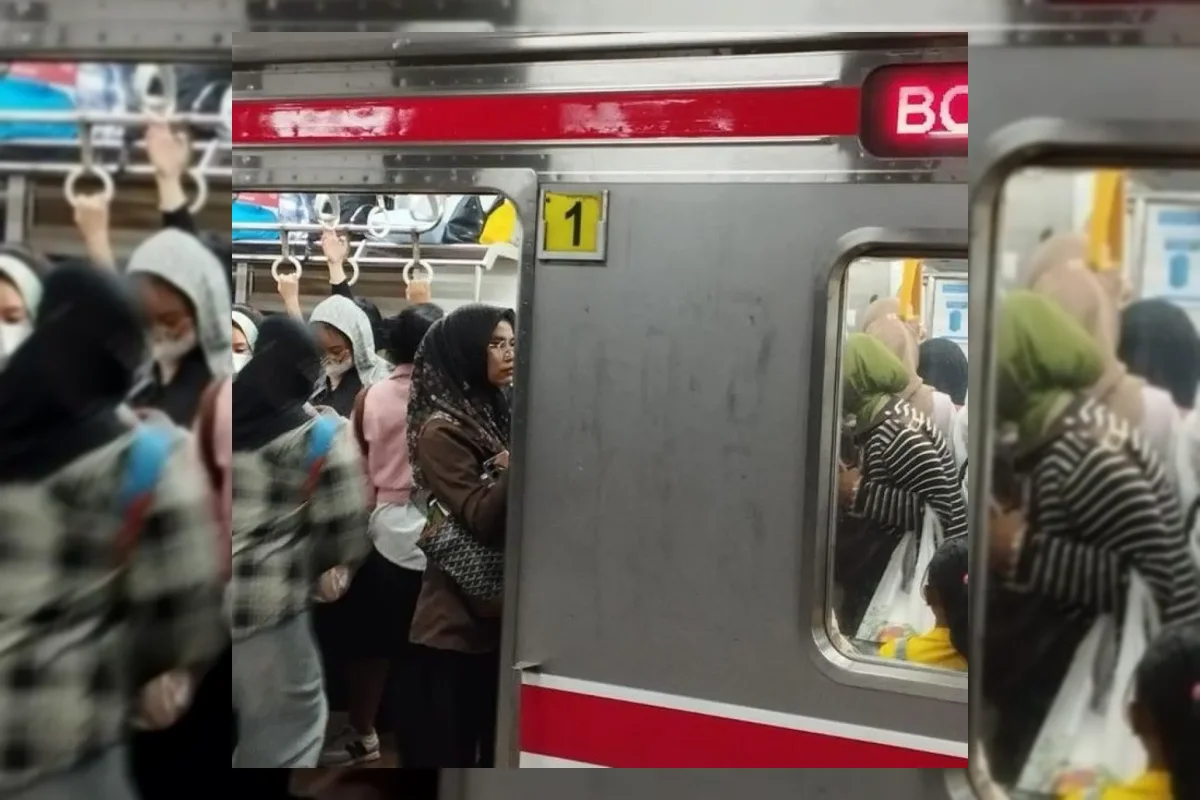 Ilustrasi KRL Jabodetabek di stasiun kereta