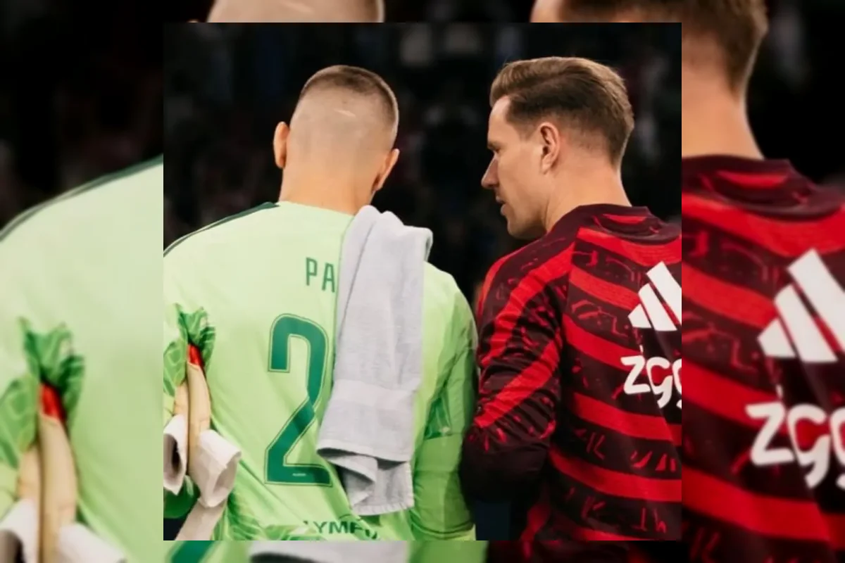 Pelatih Timnas Jerman Jürgen Klopp memberikan instruksi kepada pemain