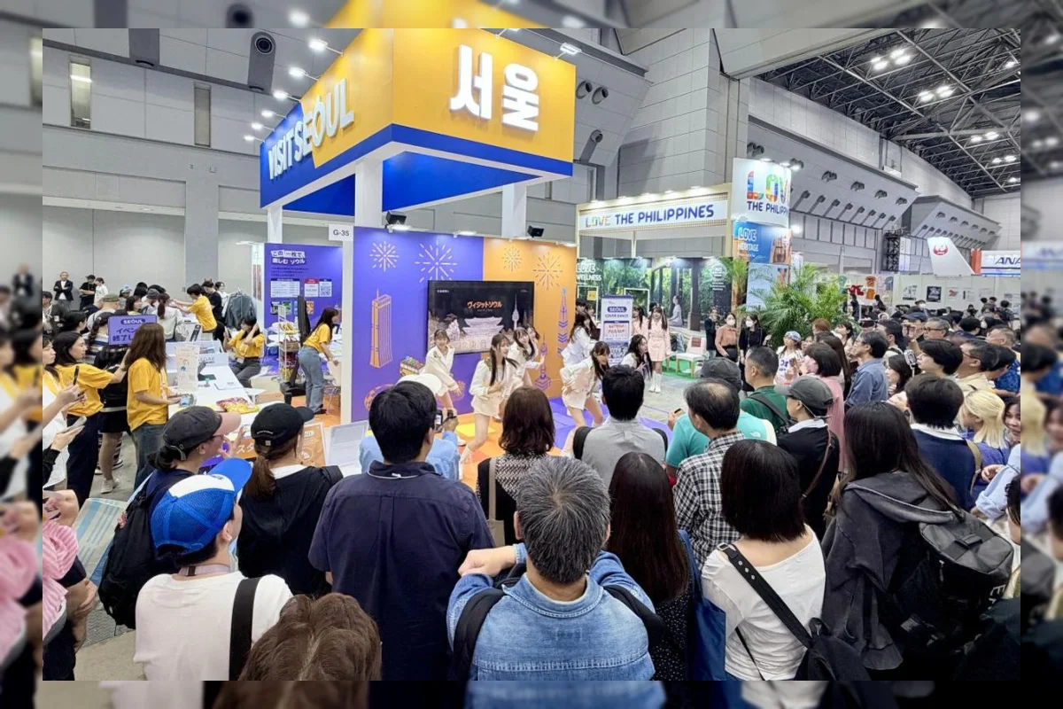 Suasana pasar malam di Seoul dengan lampu dan pedagang makanan