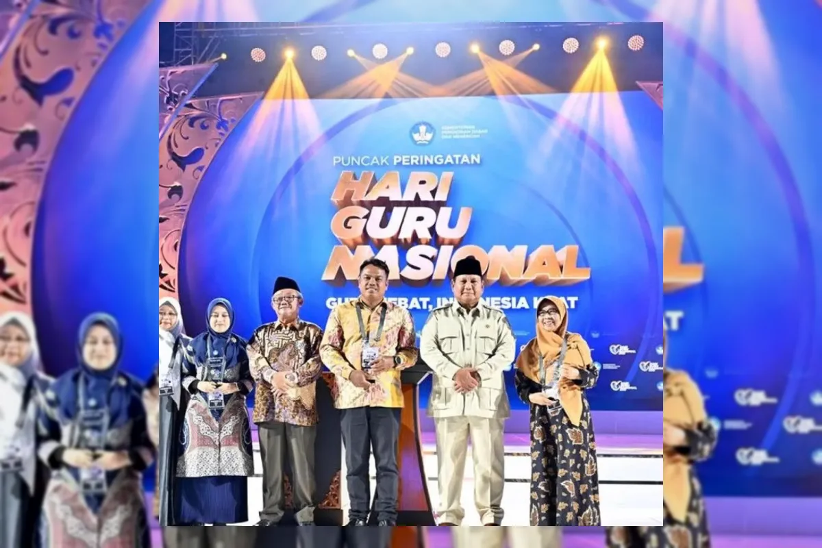 Ilustrasi guru dan tenaga kependidikan menerima penghargaan