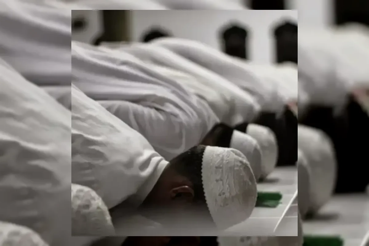 Ilustrasi umat Islam menunaikan sholat dan zakat