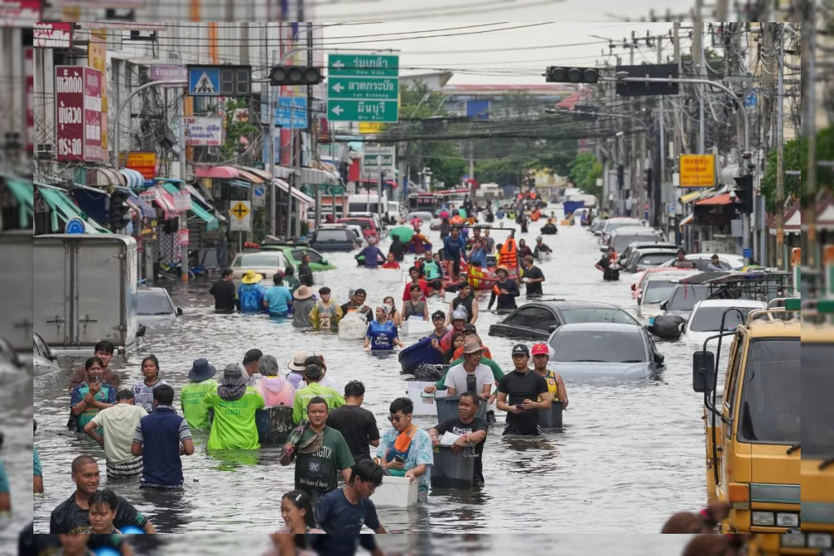 Warga menerobos jalan terendam banjir di Bangkok, Thailand