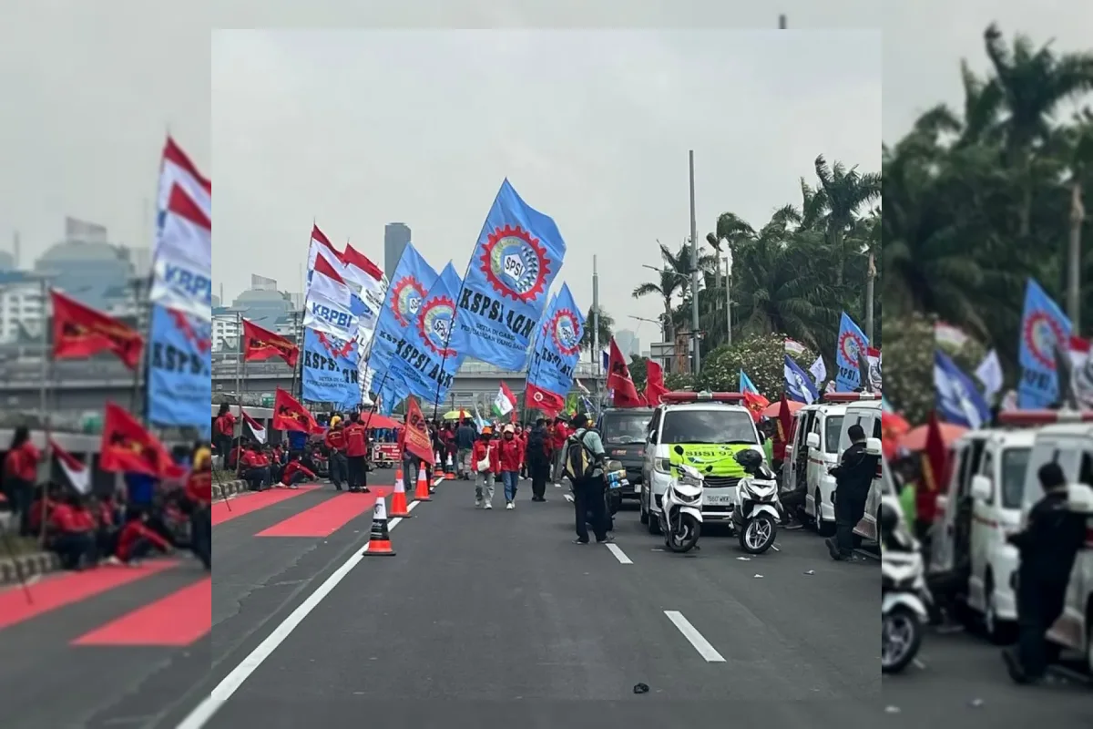 Bus Transjakarta melintas di jalan Jakarta saat penyesuaian operasional akibat unjuk rasa