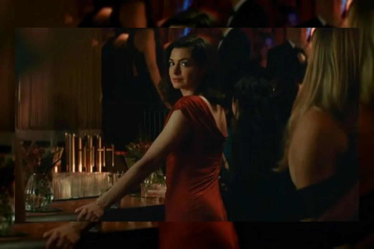Anne Hathaway dan Dakota Johnson dalam film Verity