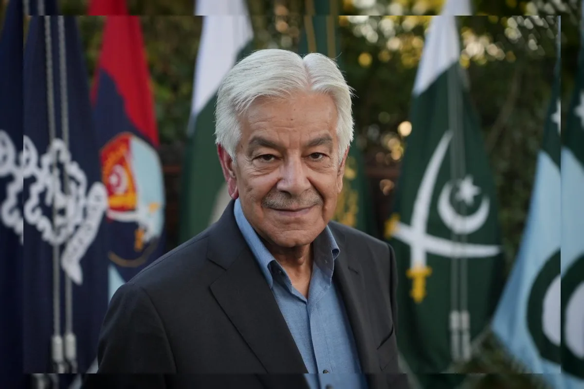 Menteri Pertahanan Pakistan Khawaja Muhammad Asif berbicara kepada media