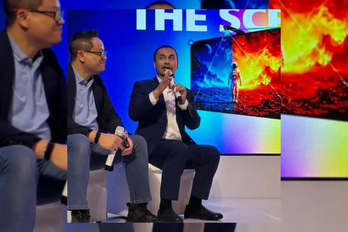Raditya Dika memasang pencahayaan pintar Philips Smart Lighting Screen Sync di rumah