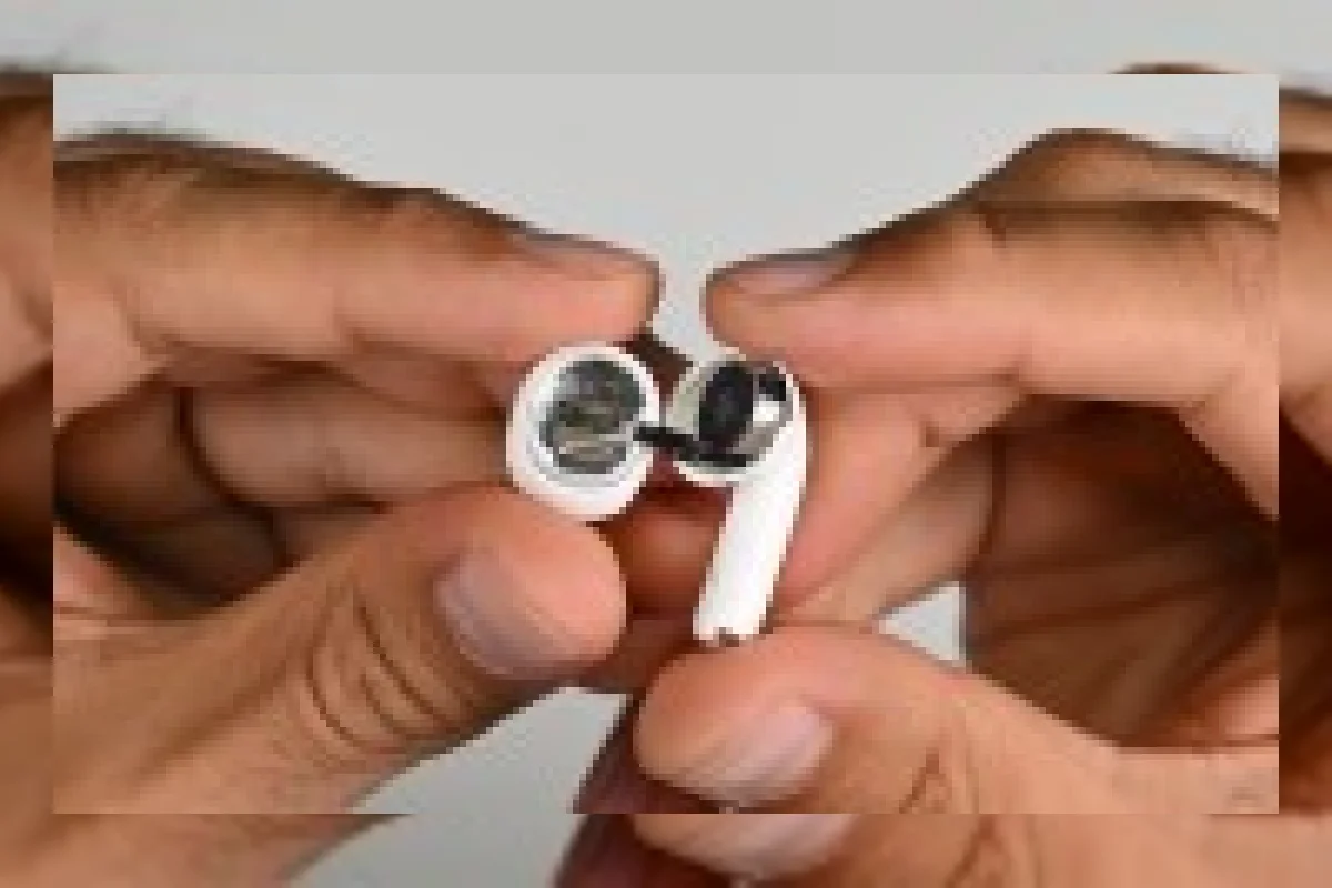 Ilustrasi earbuds AirPods 5 yang dibongkar untuk perbaikan