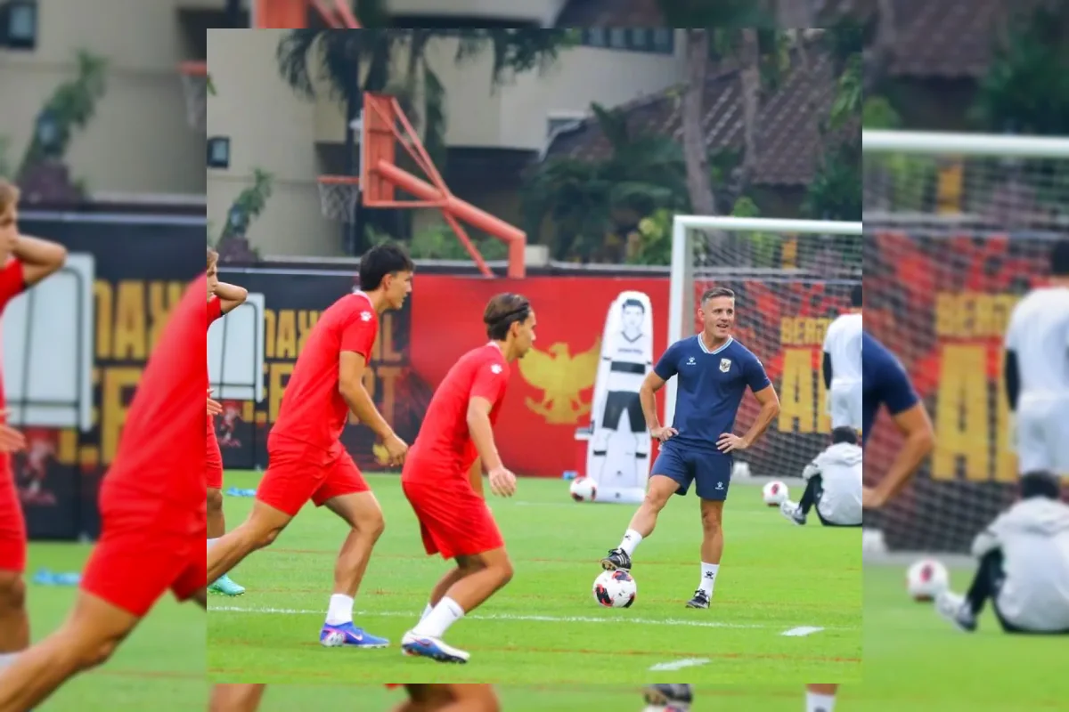 Pelatih Timnas Indonesia John Herdman memimpin sesi latihan