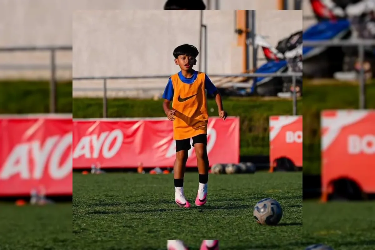 Pesepak bola muda asal Bekasi mengikuti latihan Barca Academy Clinics