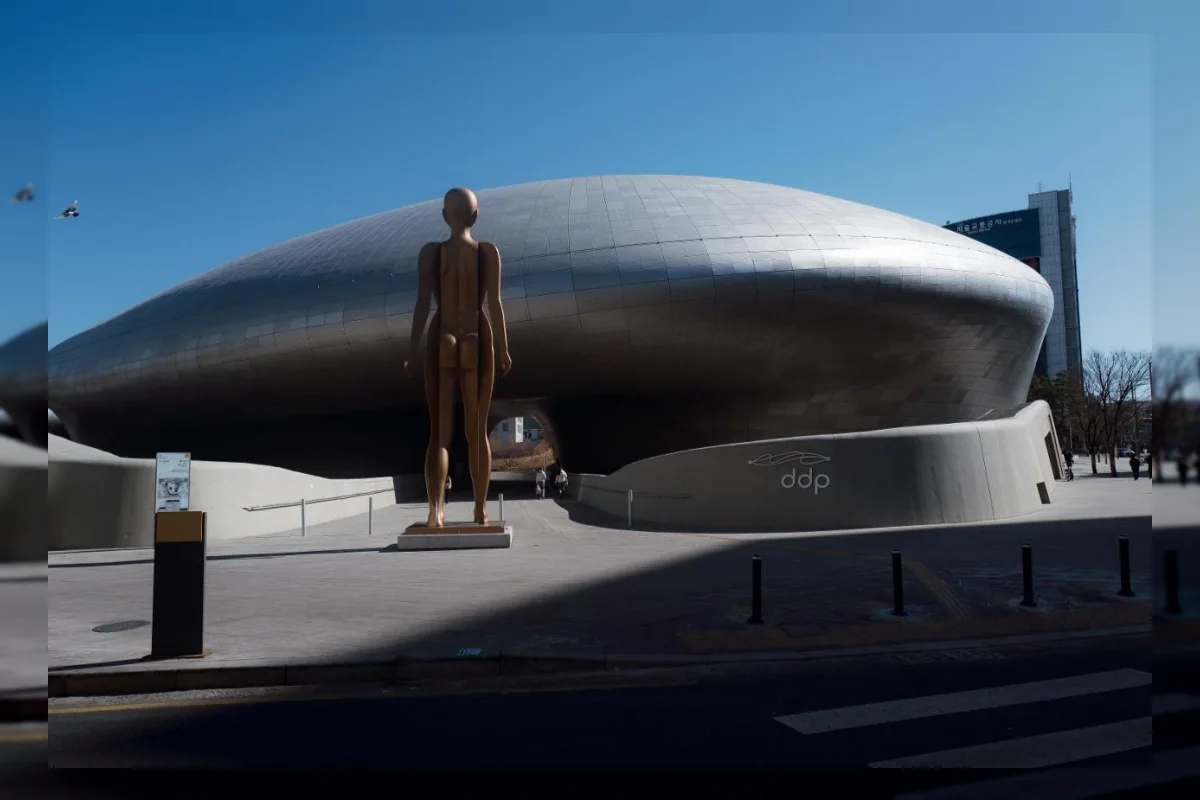 Dongdaemun Design Plaza menjadi pusat Seoul Design Week dengan pameran desain dan instalasi publik