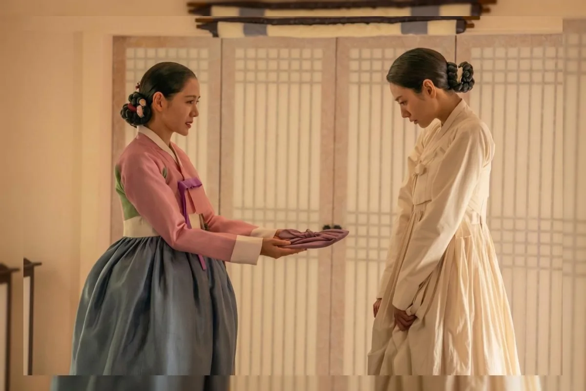 Son Ye-jin dalam seri The Scandal di Netflix