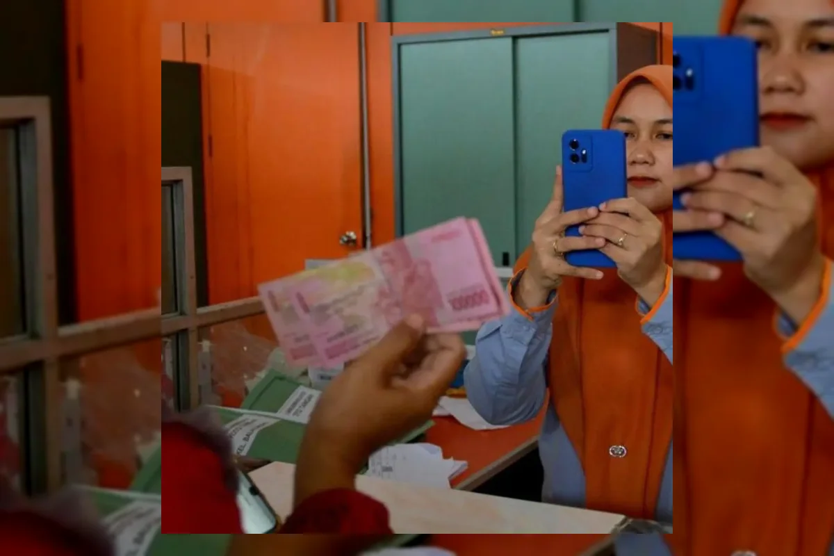Ilustrasi pekerja menerima bantuan subsidi gaji atau upah dari pemerintah