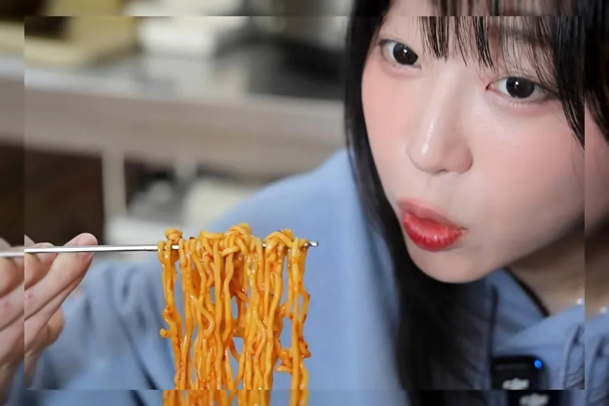 YouTuber Tzuyang menyantap mi instan dalam konten mukbang moderat