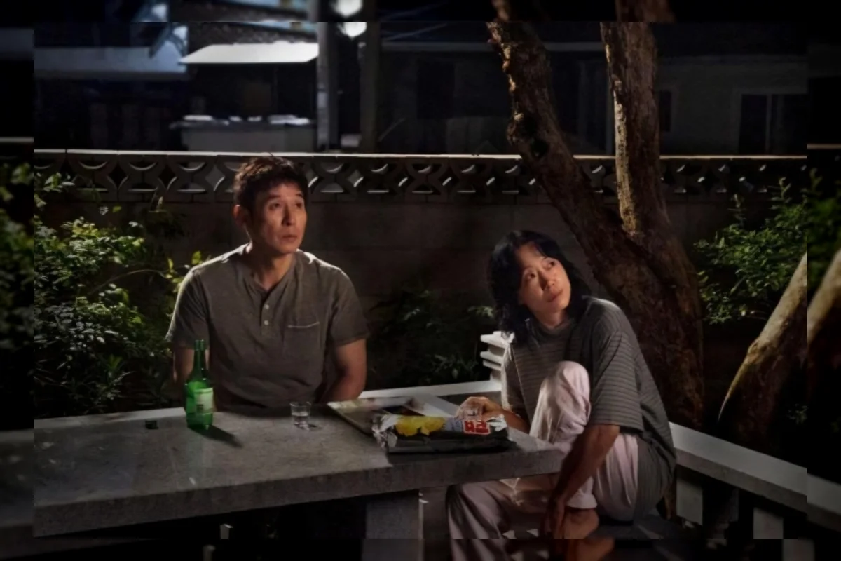 Ilustrasi pasangan suami istri berjalan bersama sebagai refleksi tema cinta dalam film Possible Love