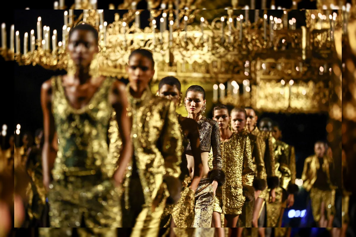 Peragaan busana Saint Laurent dengan nuansa emas di Paris Fashion Week musim semi-panas 2027