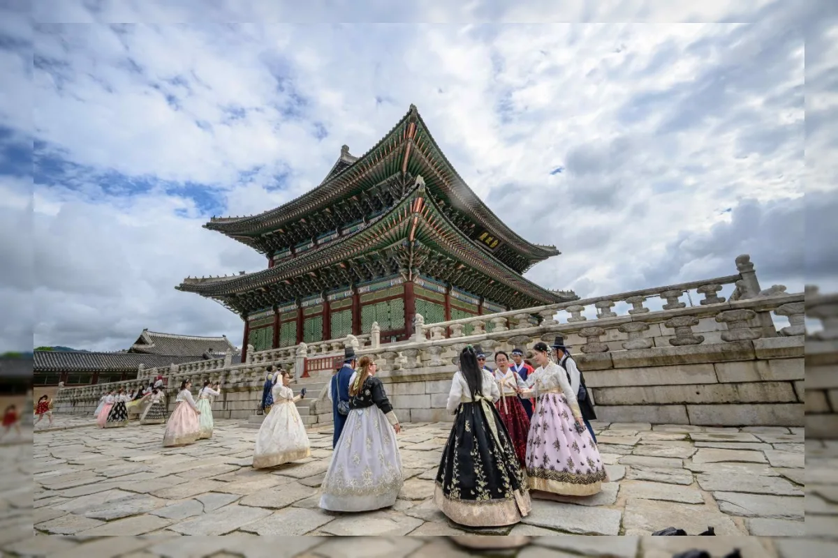 Upacara pernikahan outdoor di bawah pohon ginkgo di halaman National Palace Museum of Korea