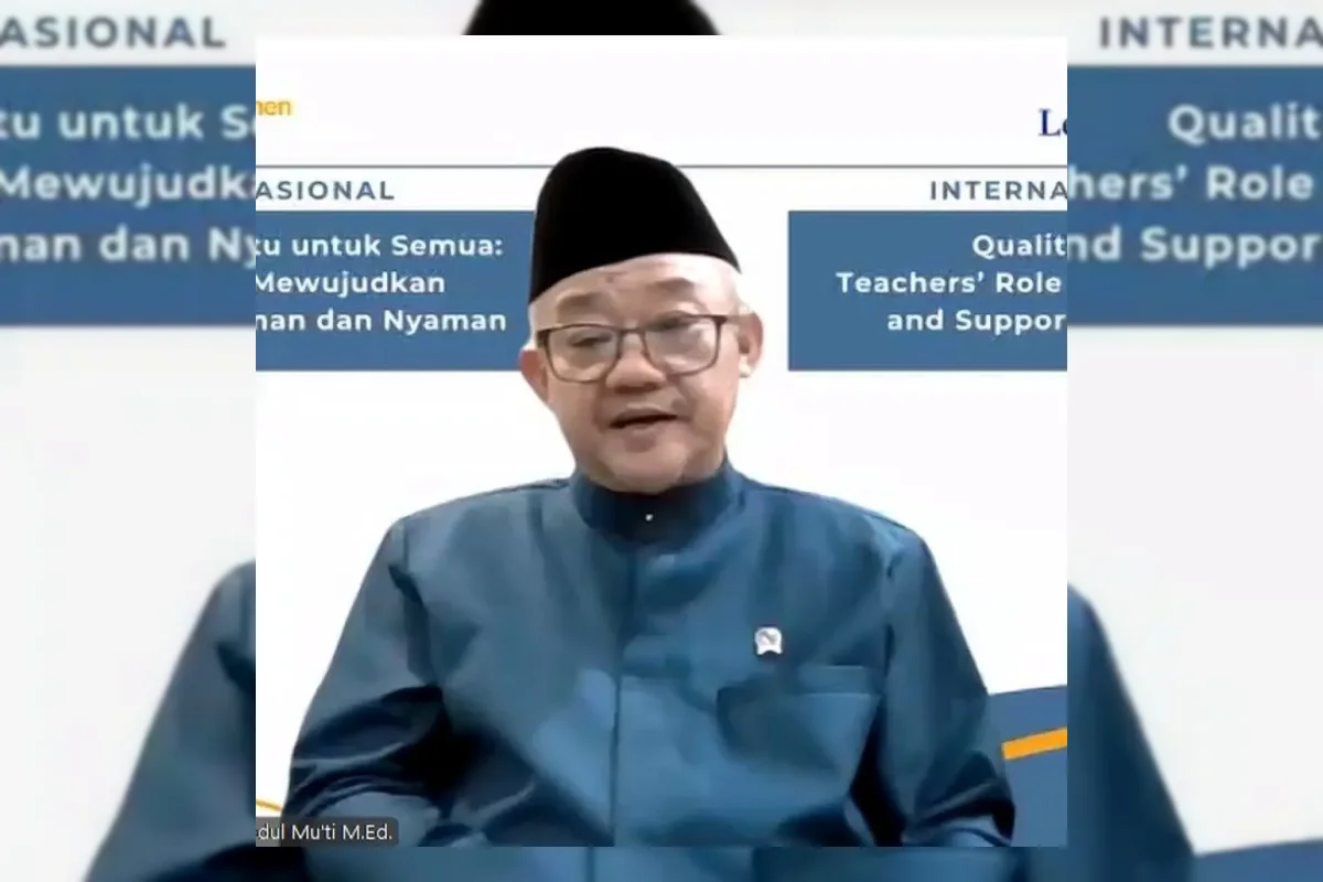 Ilustrasi guru sedang mengajar di depan kelas