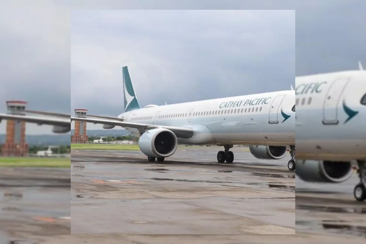Pesawat Cathay Pacific di bandara