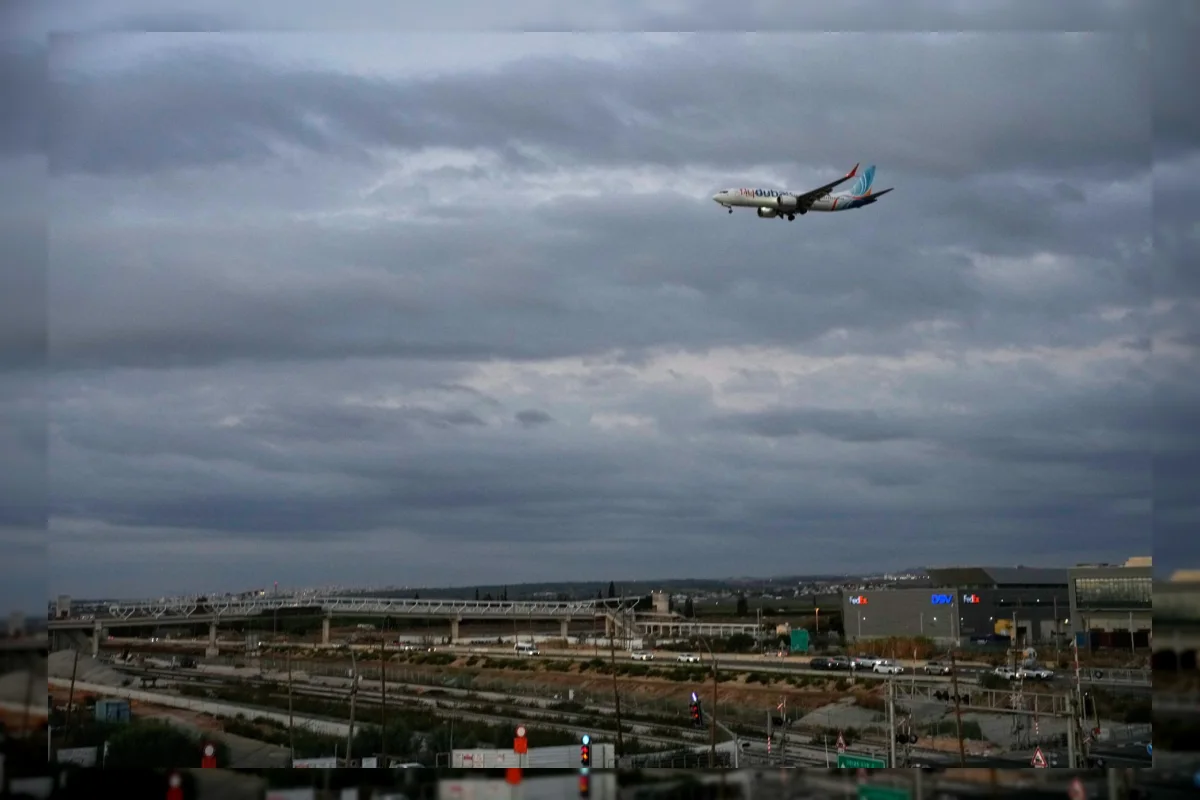 Pesawat FlyDubai di bandara