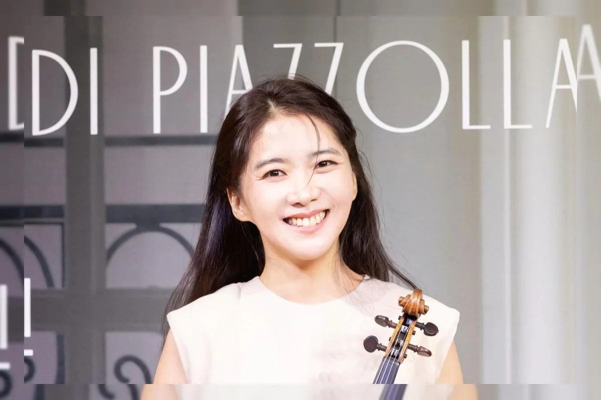Ilustrasi violinis tampil bersama orkestra dalam konser musik klasik