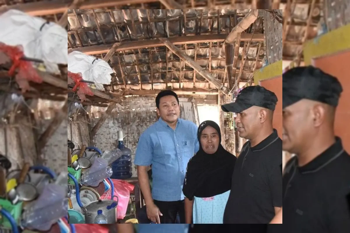 Bupati Sidoarjo Subandi menyerahkan bantuan kursi roda dan renovasi rumah di Kecamatan Jabon