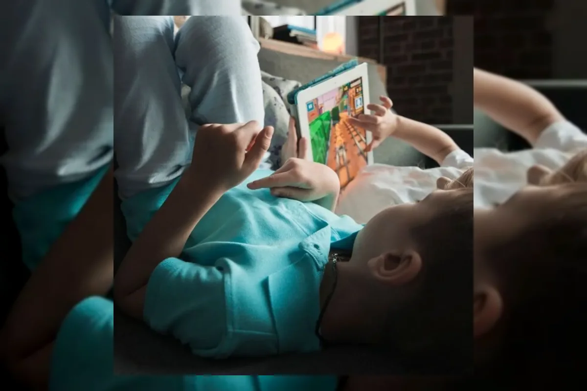 Anak menggunakan AI untuk belajar dengan pendampingan orangtua