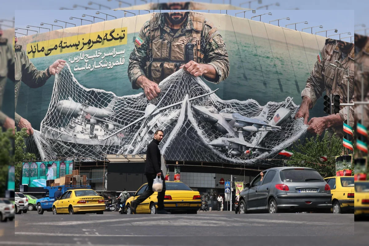 Papan reklame bertuliskan Selat Hormuz tetap ditutup di Lapangan Revolusi, Teheran