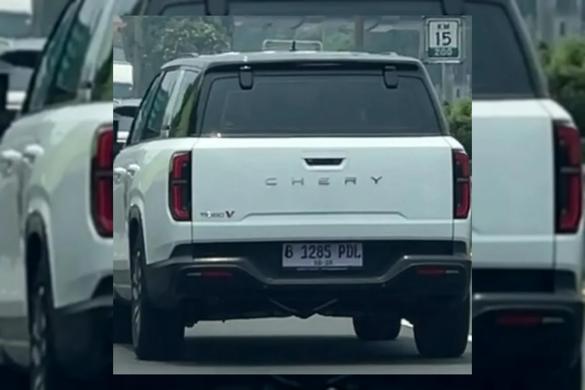 Chery Tiggo V melaju di jalan tol