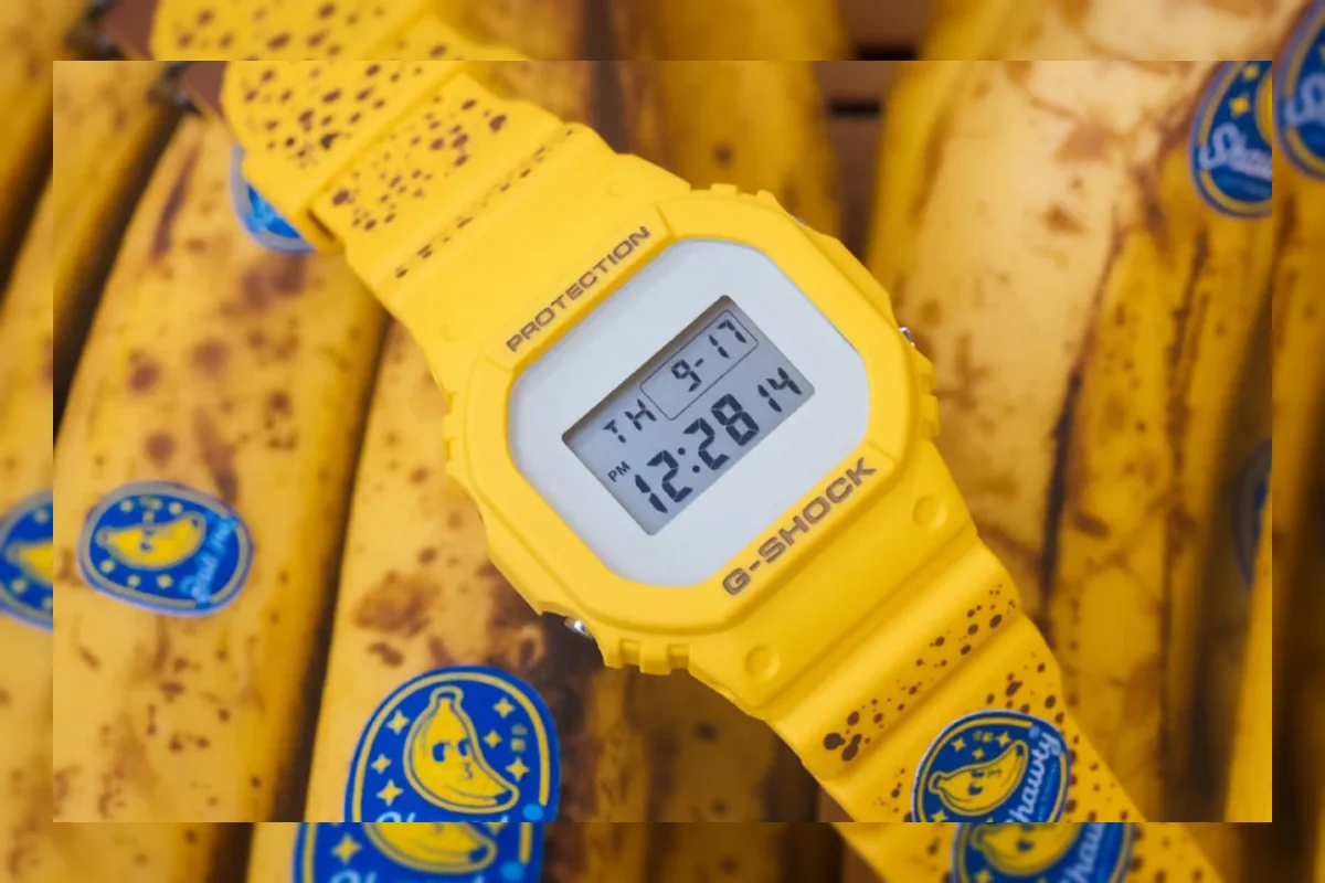 Jam Casio G-Shock DW5600 edisi kolaborasi BAIT bertema pisang berwarna kuning dengan bercak cokelat