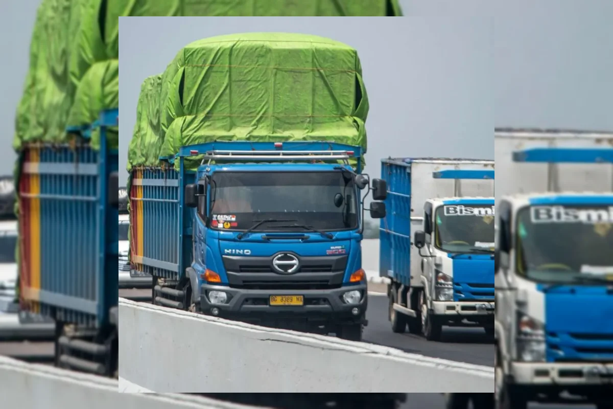 Armada angkutan barang bermuatan berat melintas di jalan raya