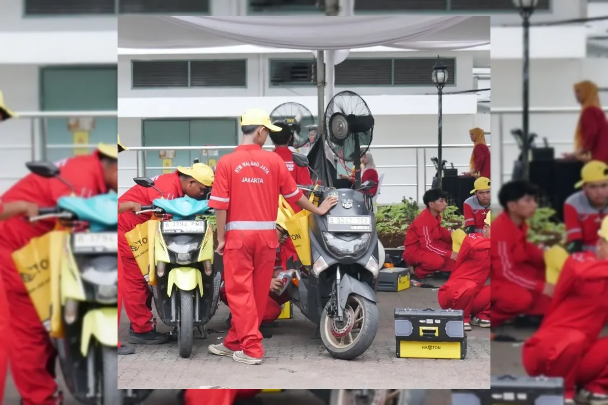 Ilustrasi penggantian oli mesin sepeda motor skutik