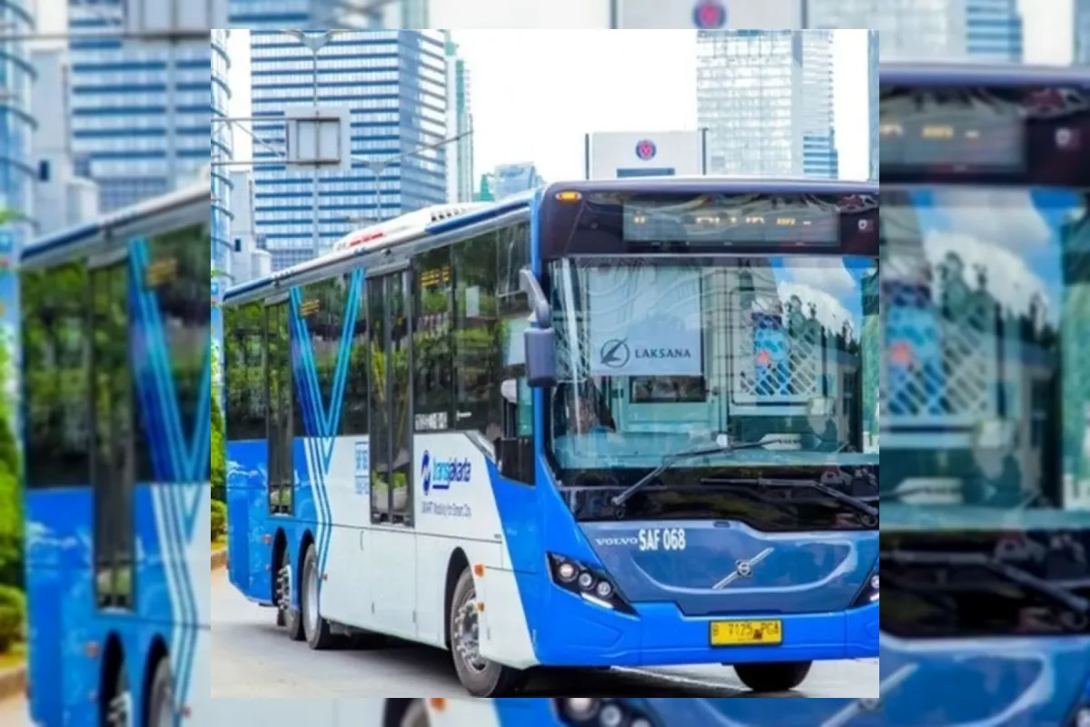 Bus Transjakarta melintas di Jakarta