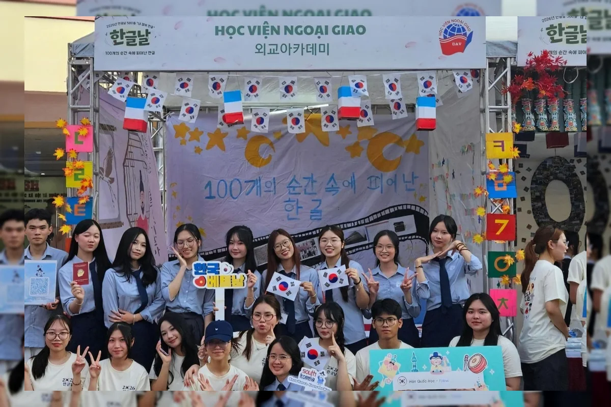 Mahasiswa Vietnam tampil samulnori di festival bahasa Korea di Hanoi