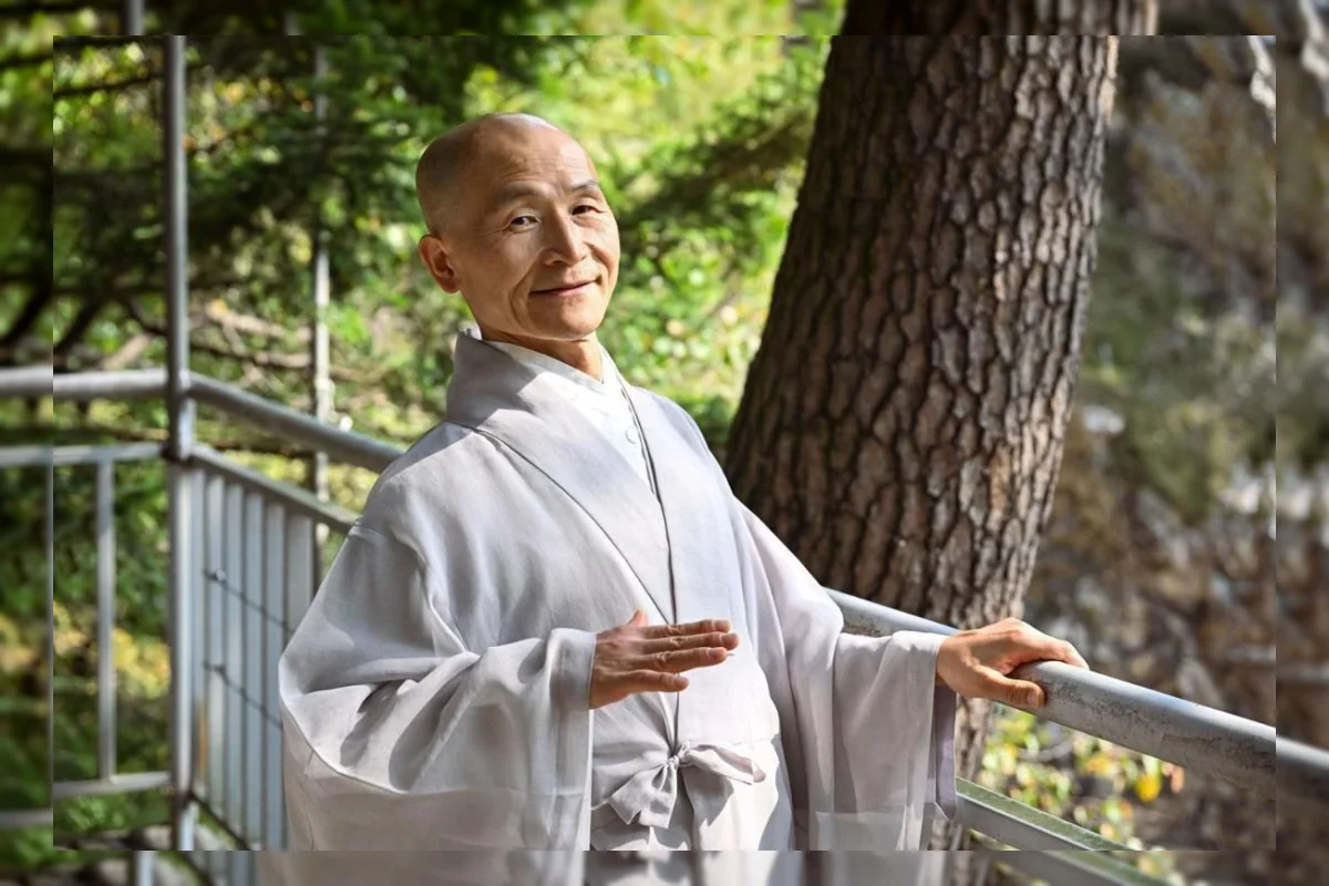 Biksu Deoksan menari dengan jubah Buddha abu-abu di Kuil Jajaeam