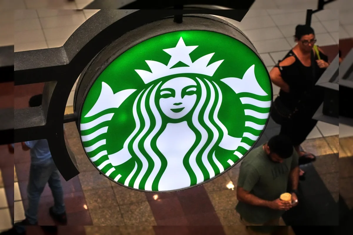 Logo Starbucks di sebuah gerai kopi