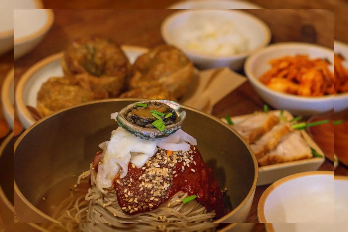 Ilustrasi kuliner Seoul dalam daftar Gourmet 100 2026