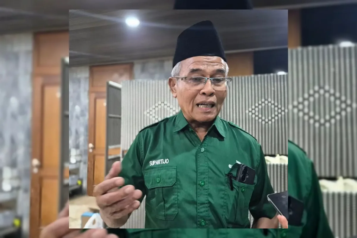 Petani menyadap pohon karet tua di perkebunan