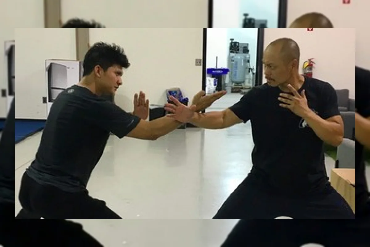 Mark Wahlberg dan Iko Uwais dalam film Mile 22 yang tayang di Bioskop Trans TV