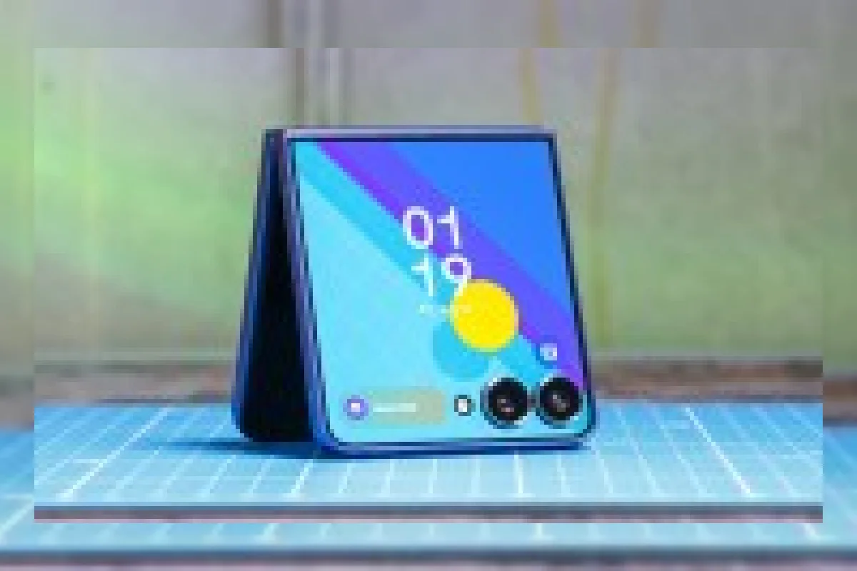 Samsung Galaxy Z Flip7 dalam posisi terlipat