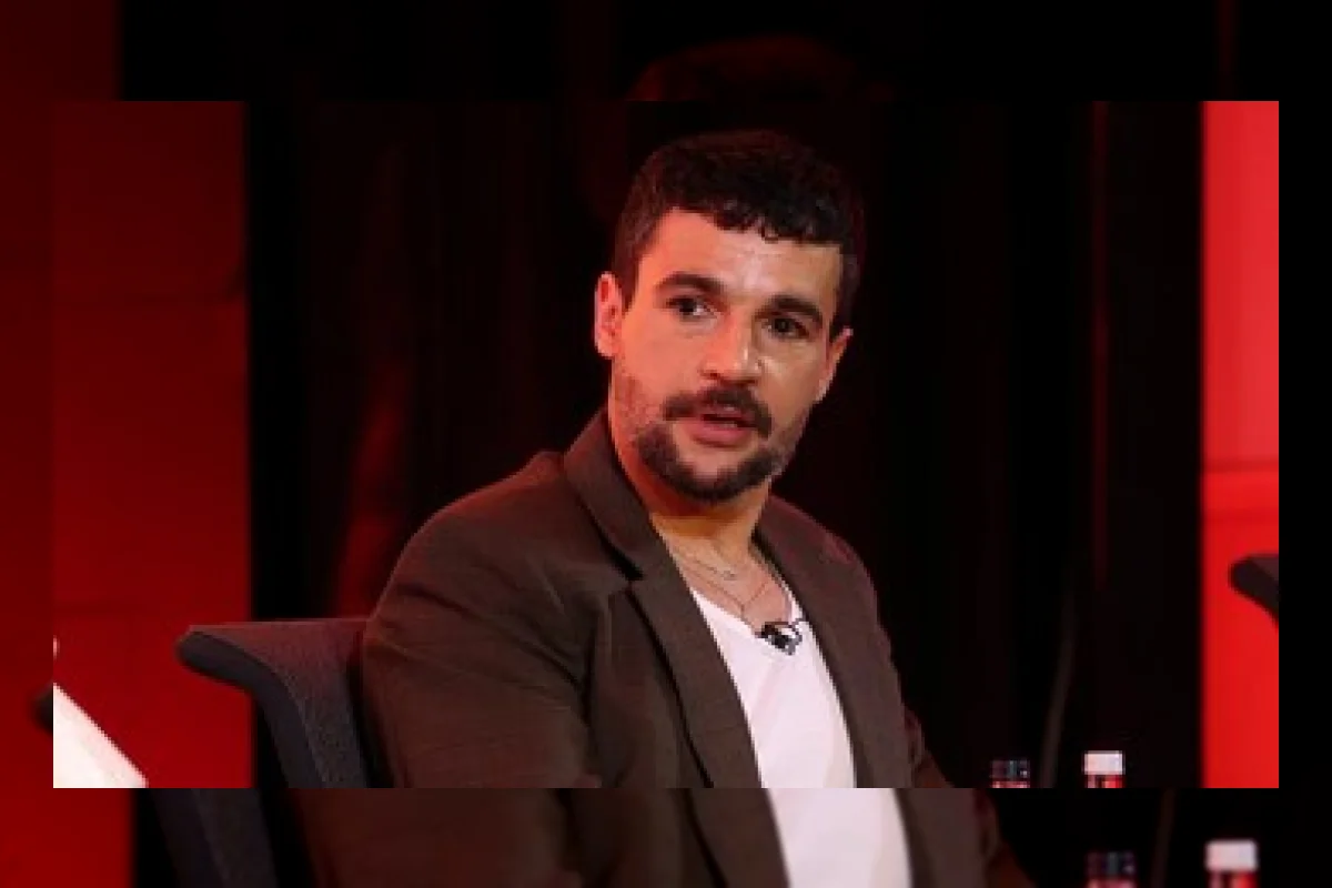 Christopher Abbott saat diperkenalkan sebagai Profesor X di D23