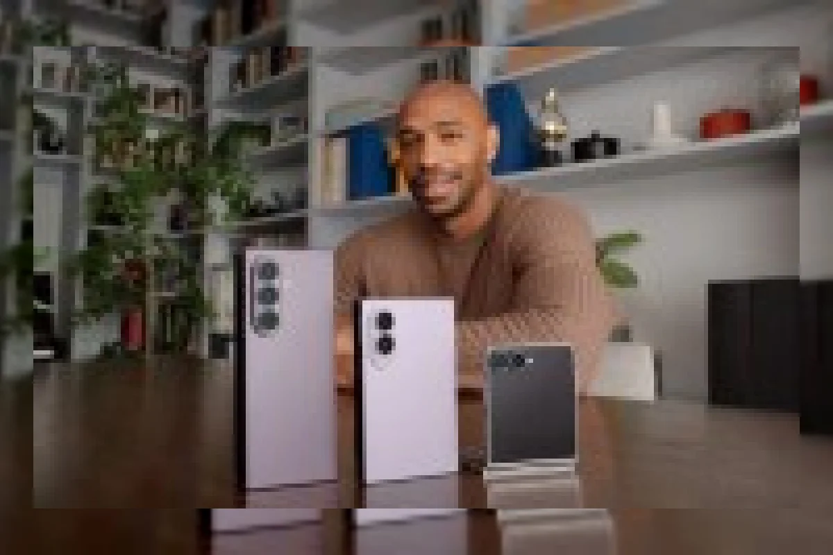 Thierry Henry dalam kampanye Samsung Galaxy Z Fold8