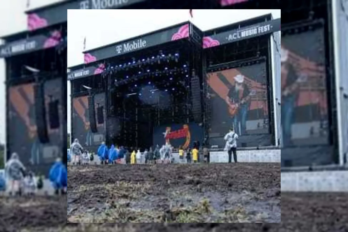 Great Lawn Zilker Park Austin berlumpur setelah hujan saat ACL Fest