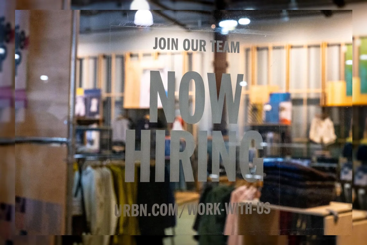 Papan rekrutmen di depan toko Urban Outfitters di pusat perbelanjaan Tysons Corner, Virginia, 22 Agustus 2024.