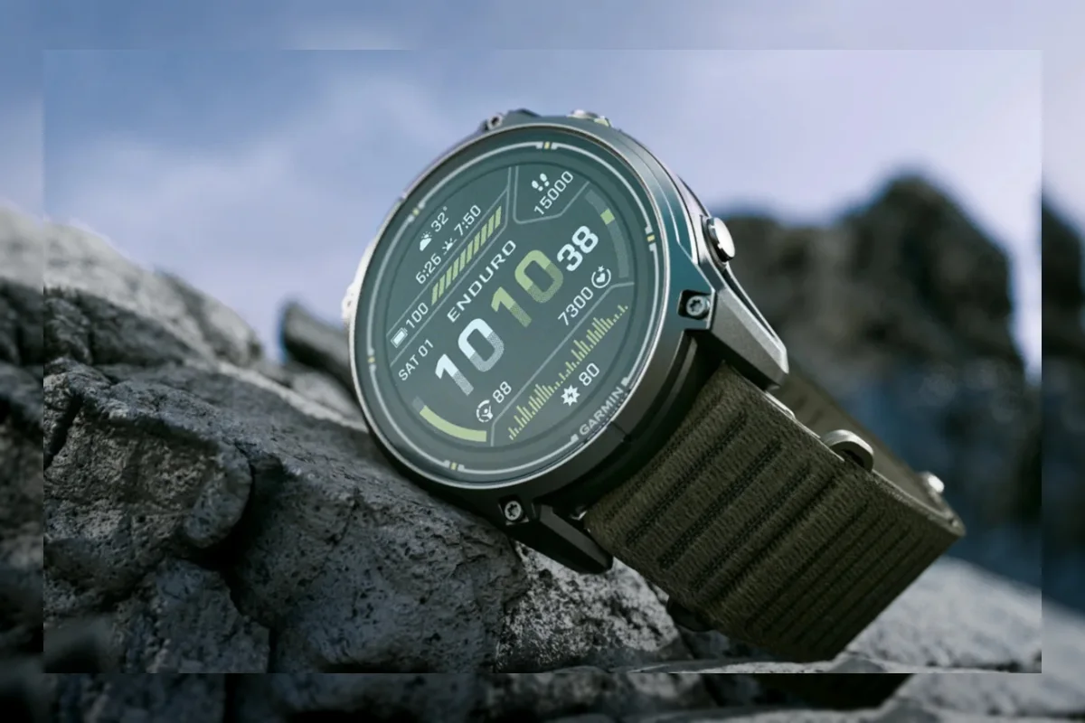 Jam pintar Garmin Enduro 4 dengan bezel titanium dan tali nilon