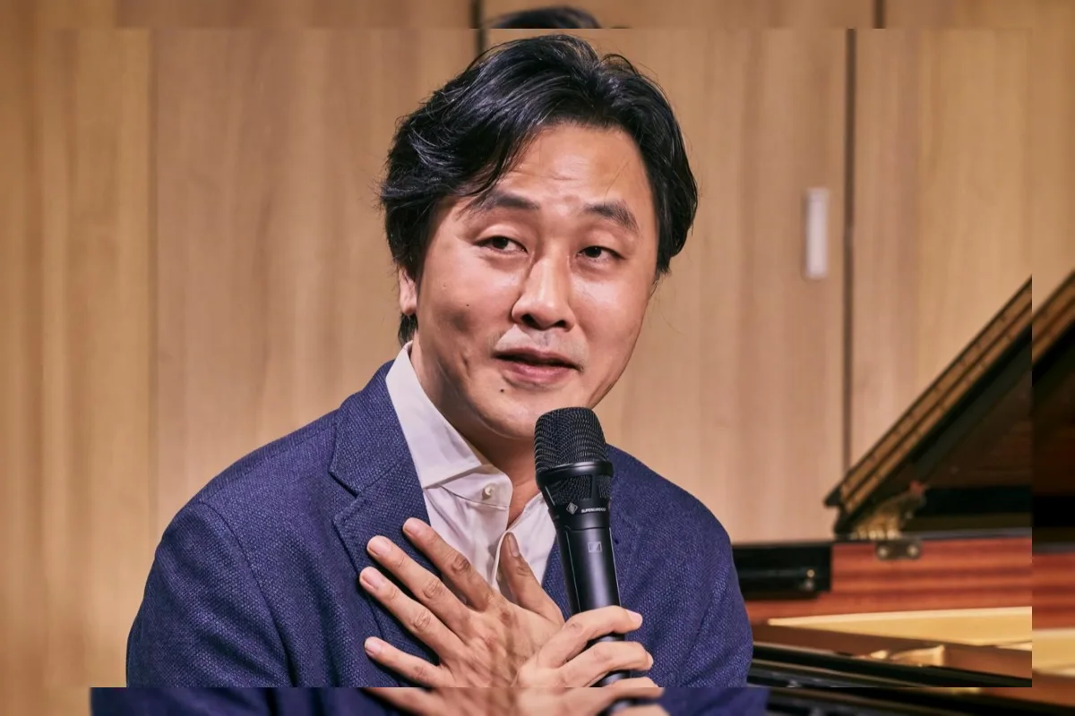 Pianis Sohn Min-soo tampil membawakan karya Bach dalam tur konser