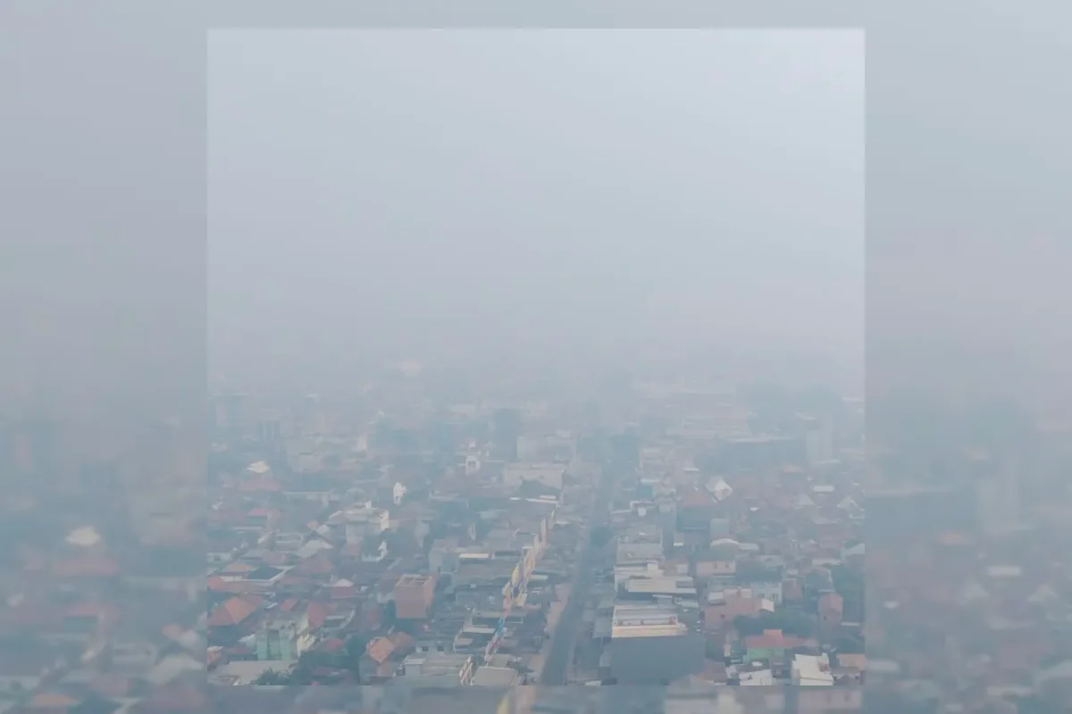 Kabut asap menyelimuti Kota Pekanbaru, Riau